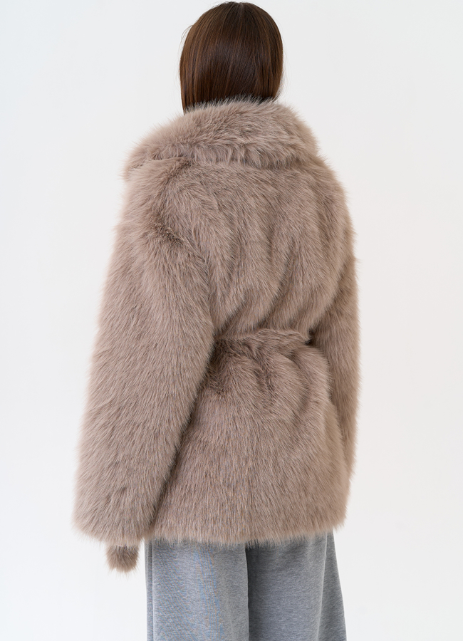 фото Женская шуба из эко меха в бежевом цвете модель № 31243