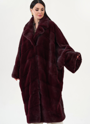 Шуба из меха норки бордового цвета