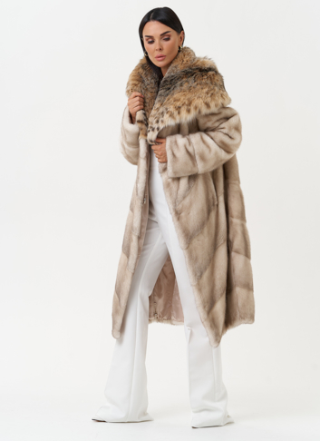 Женская шуба из меха норки с капюшоном из меха рыси