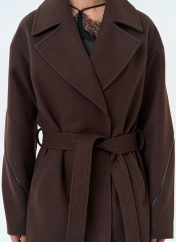 Женское пальто с английским воротником