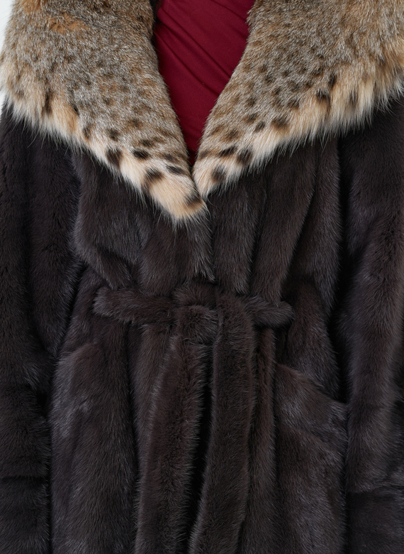 Женская шуба из меха норки с капюшоном из меха рыси