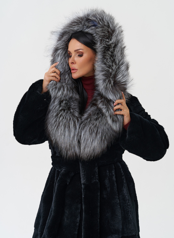 Шуба из меха кролика с капюшоном из чернобурки