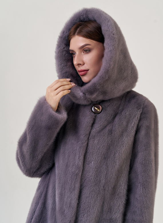 Шуба с капюшоном фиолетового цвета