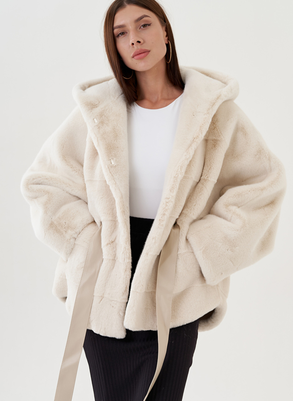 Куртка из эко меха с капюшоном