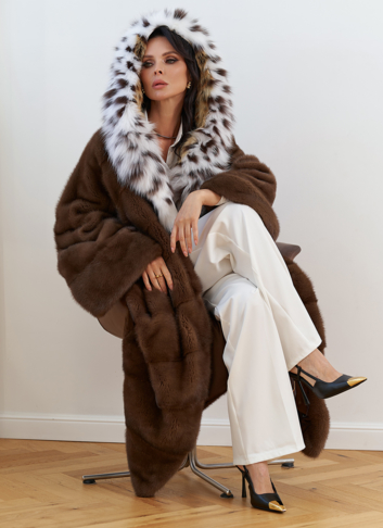 Женская шуба из меха норки с капюшоном из меха рыси