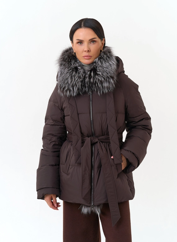 Женский пуховик с мехом чернобурой лисы на капюшоне фото