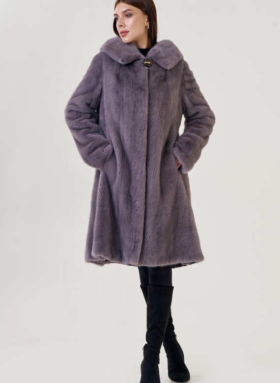 Шуба с капюшоном фиолетового цвета