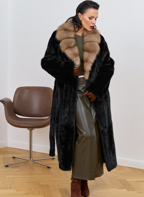 Шуба из меха норки с воротником из меха куницы Шуба из меха норки с воротником из меха куницы