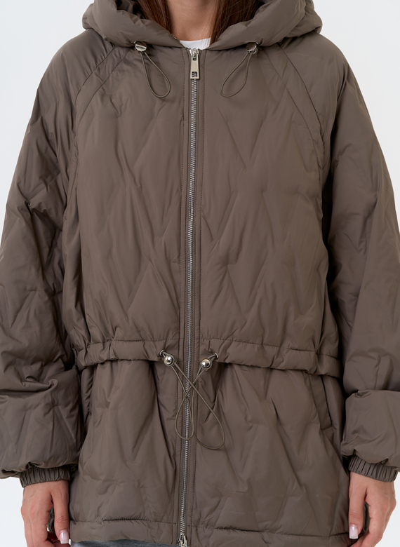 Женская куртка в коричневом цвете с капюшоном