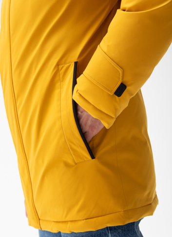 Мужской пуховик с капюшоном из меха енота