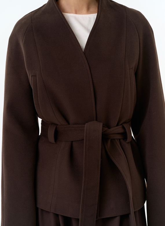 Женское укороченное пальто с поясом