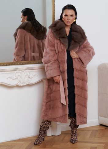 Норковая шуба розового цвета с капюшоном из меха куницы