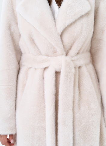 Женское пальто из эко меха с декоративными молниями