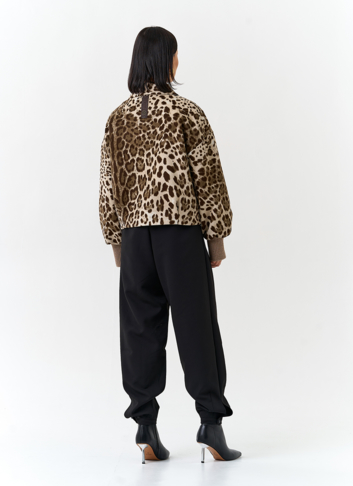 Женское укороченное пальто с анималистическим принтом