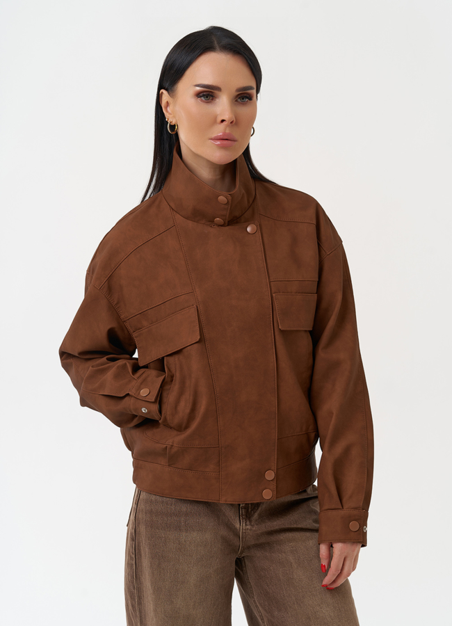 Женская куртка бомбер из эко кожи коричневого цвета модель № 30444 меха малина