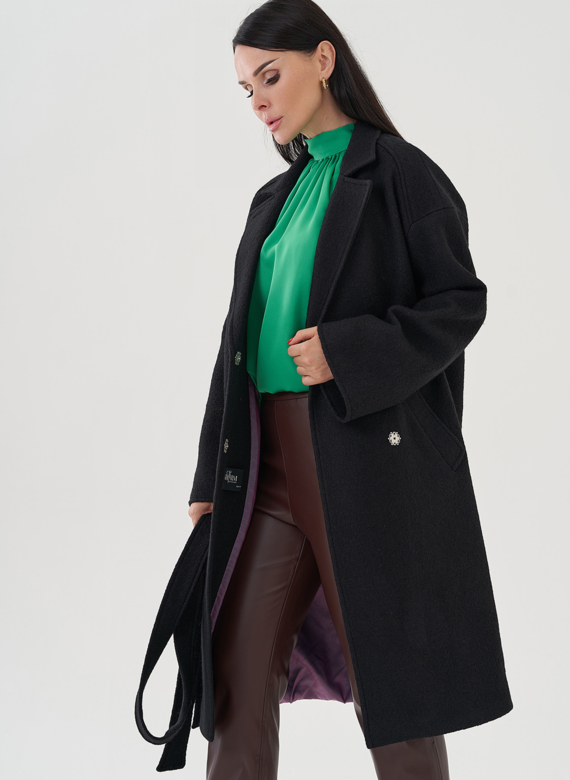 Женское пальто с английским воротником черного цвета 