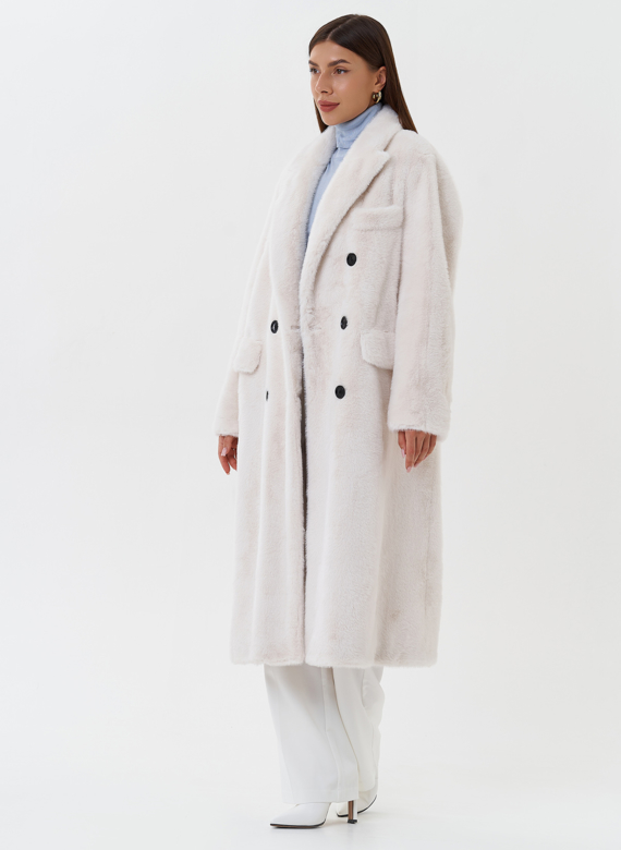 Двубортное пальто из эко меха