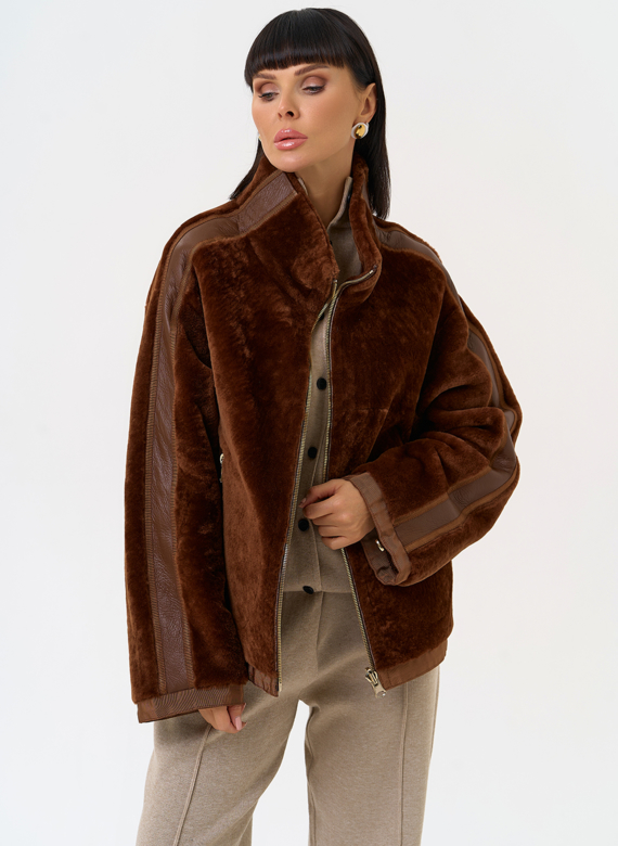 Короткая двухсторонняя дубленка в коричневом цвете