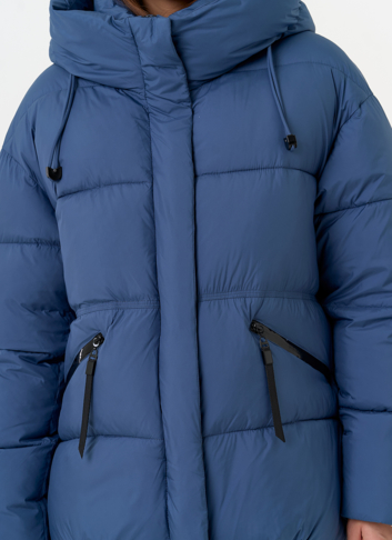 Женский пуховик синего цвета с капюшоном