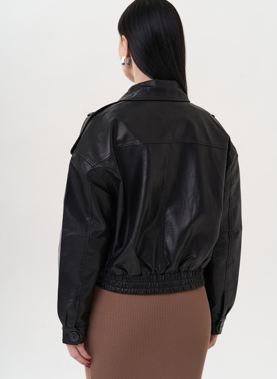 Куртка "бомбер" черного цвета из эко кожи