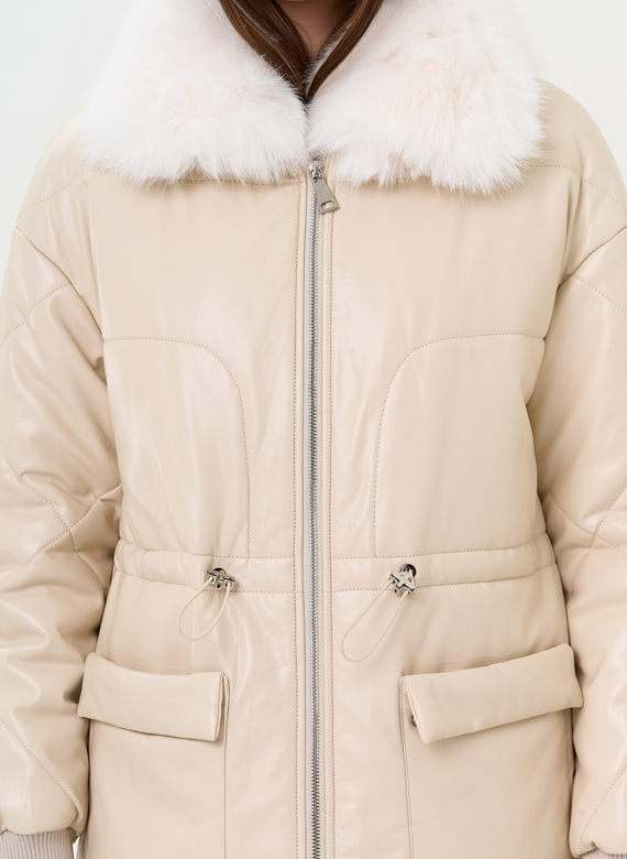 Женский пуховик из эко кожи с воротником из эко меха