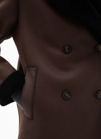 Женская двухсторонняя дубленка из эко кожи с английским воротником