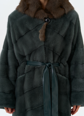 Шуба из меха норки с капюшоном из меха куницы