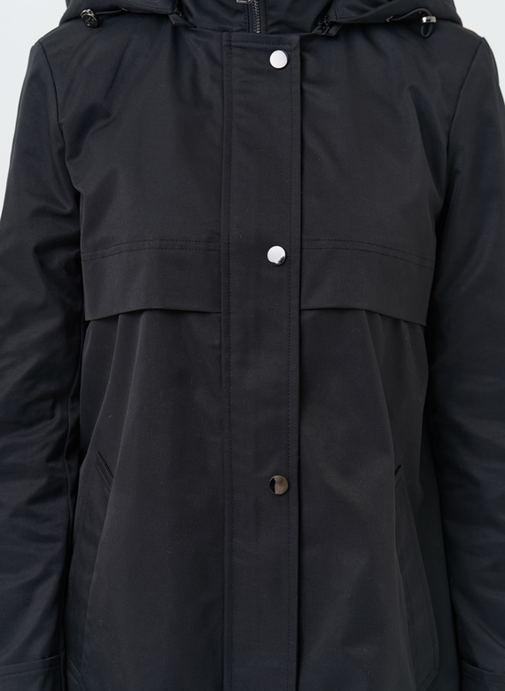 Плащ женский черного цвета с капюшоном