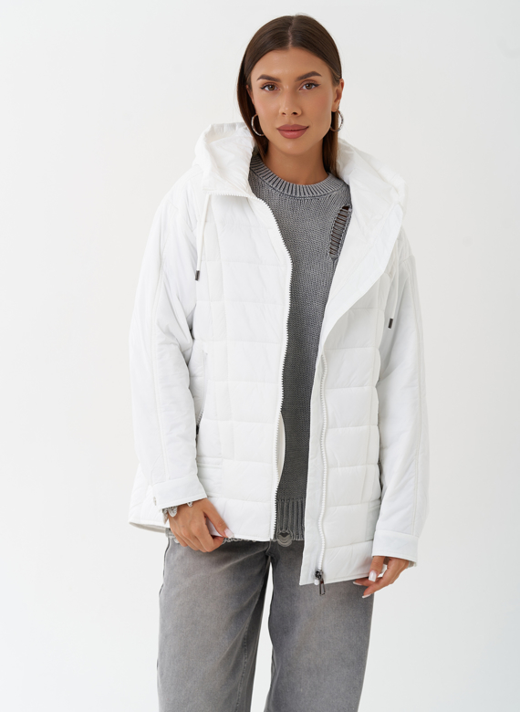 Светлая куртка с капюшоном