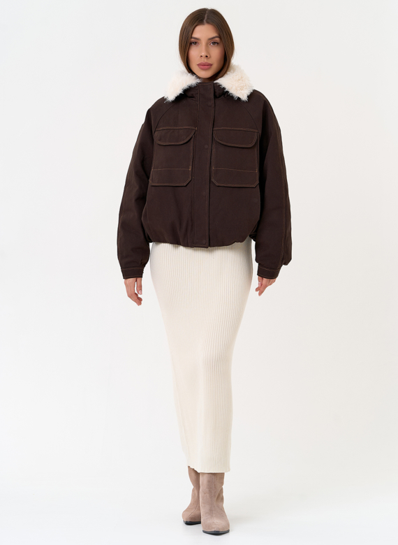 Укороченный пуховик с отделкой из эко меха