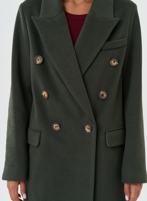 Длинное двубортное пальто с английским воротником