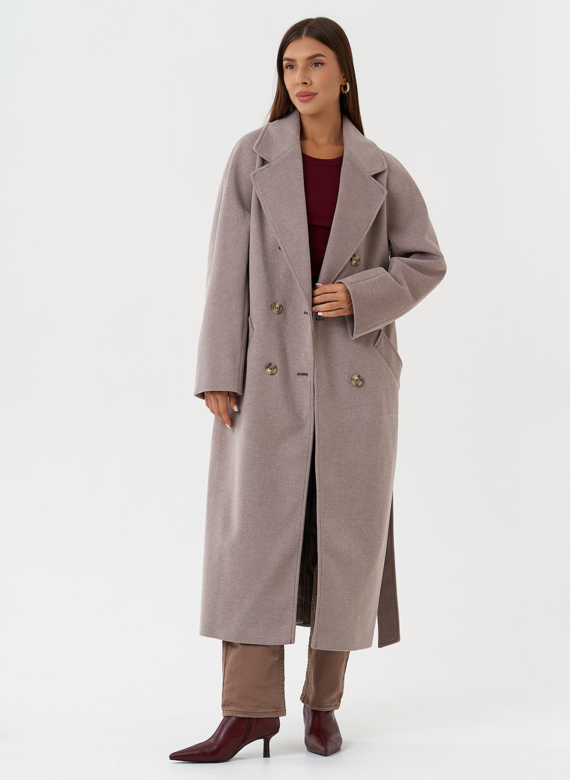 Светлое пальто с английским воротником