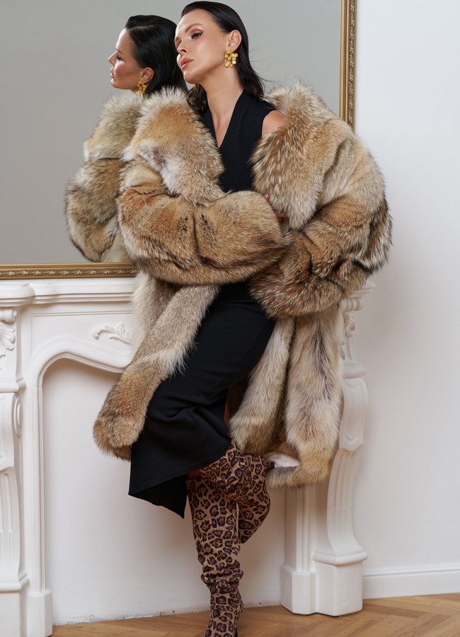 Удлиненная шуба из меха койота модель № 27621 универмаг малина