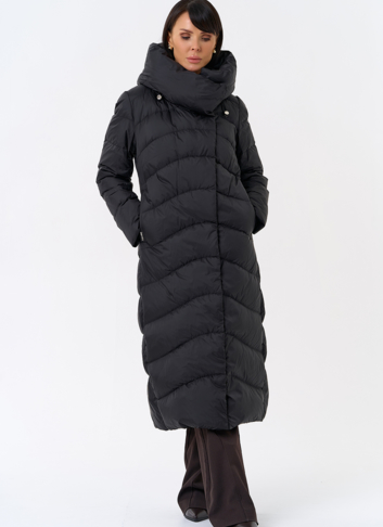 Женский длинный пуховик черного цвета с капюшоном