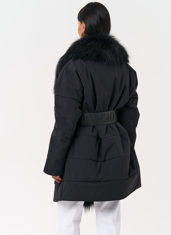 Женское зимнее полупальто черного цвета с мехом лисы