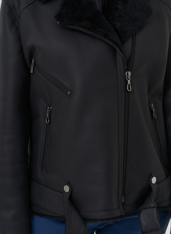 Женская дубленка черного цвета