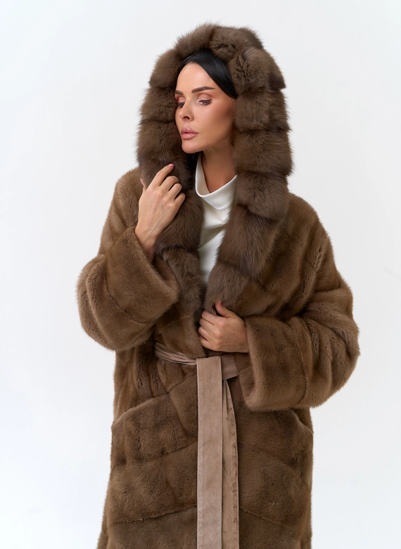 Шуба из меха норки с капюшоном из меха куницы