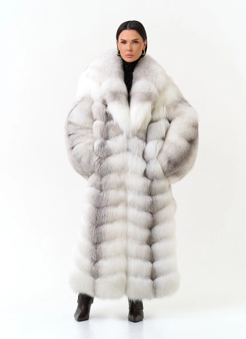 Длинная шуба из лисы с английским воротником белого цвета фото