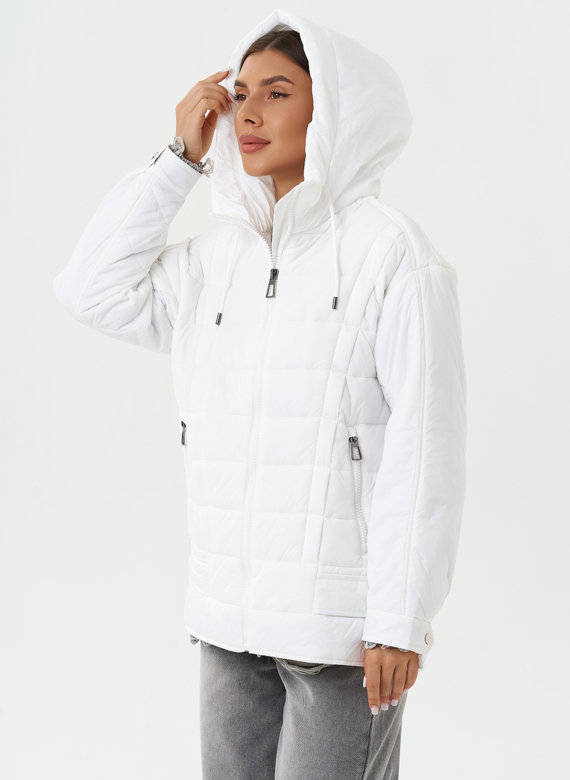Светлая куртка с капюшоном