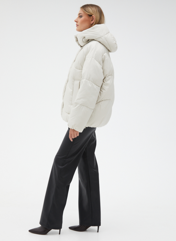 Женский светлый пуховик с капюшоном