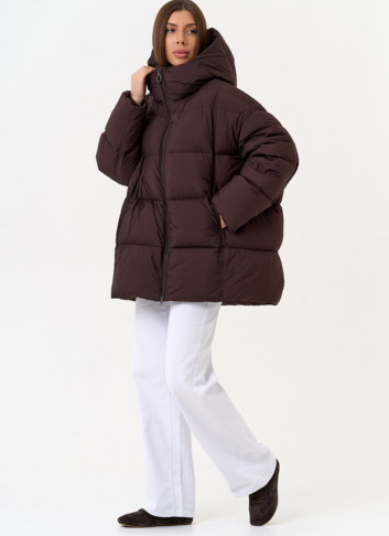 Женский пуховик коричневого цвета с капюшоном