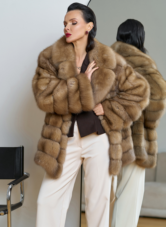Женская шуба из куницы с английским воротником Женская шуба из куницы с английским воротником
