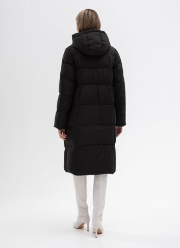 Женский пуховик черного цвета с капюшоном