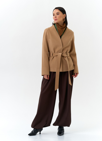 Женское укороченное пальто с поясом