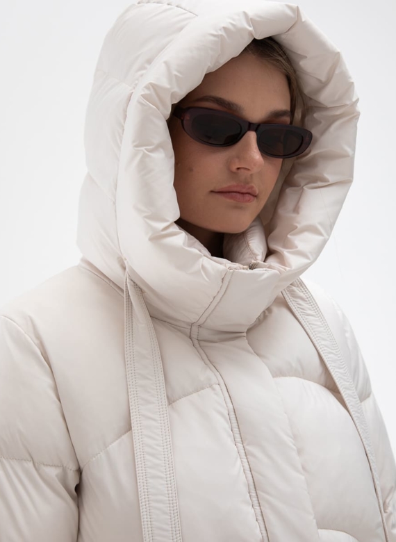Женский пуховик белого цвета с капюшоном