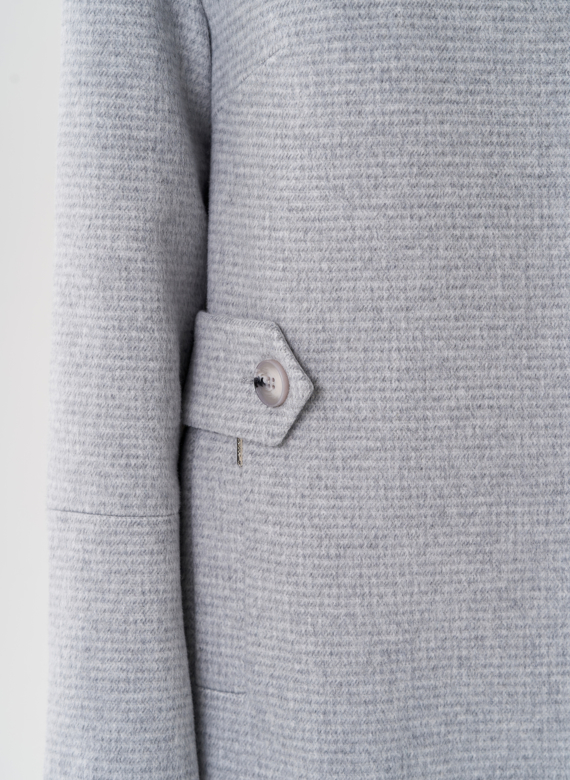 Женское пальто с воротником стойка