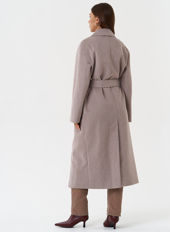 Светлое пальто с английским воротником