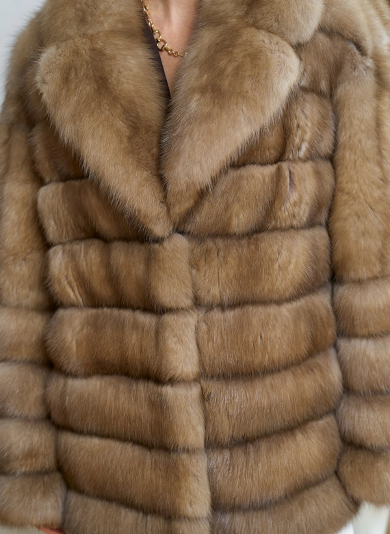 Женская шуба из куницы с английским воротником фото