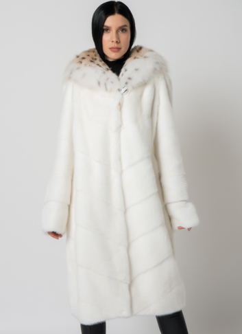 Белая шуба из норки с рысью