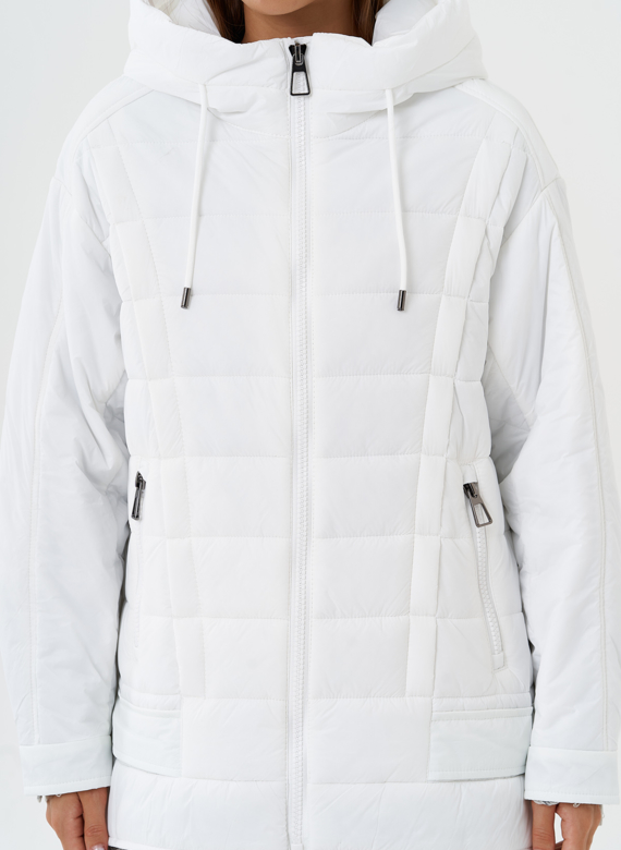 Светлая куртка с капюшоном